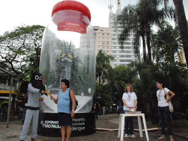 Vigilância retoma ação com balão inflável “mosquitão” do Aedes aegypti na quinta-feira