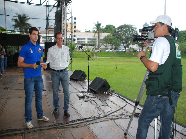 Teodoro e Sampaio cantam neste domingo à noite no Parque do Povo