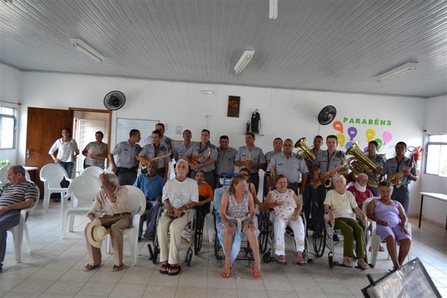 Banda da Polícia Militar realiza Projeto Natal Feliz em entidades de Prudente e da região