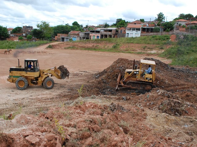 Começa a urbanização de área no Parque Furquim com a construção de campo de futebol