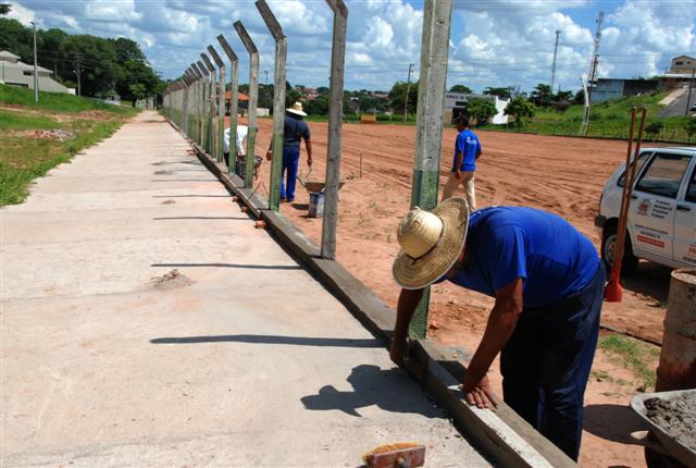Obras instala alambrado de proteção no campo de futebol em complexo do Parque Furquim