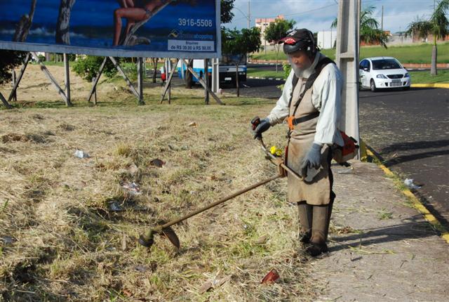 Secretaria de Obras promove serviços de limpeza em área pública na avenida Hiroshi Yoshio