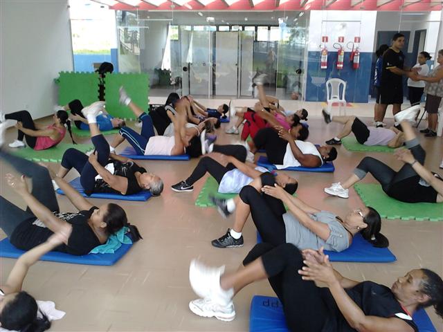 Moradoras do Ana Jacinta participam de aulas de ginástica na Praça Francisco Vinha 
