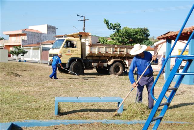 Secretaria de Obras promove serviços de limpeza em área de lazer do Jardim Vale do Sol 