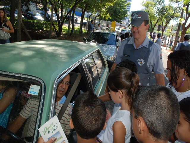 Alunos do Proerd fazem pesquisa educativa durante ação de prevenção no trânsito