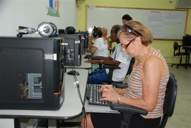 Centro de Referência FelizIdade oferece informática básica e atividades para os idosos 