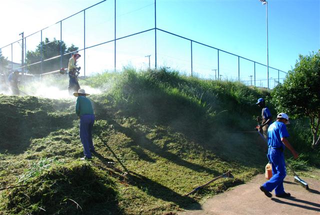 Secretaria de Obras promove conservação em área de lazer do Residencial Jardins