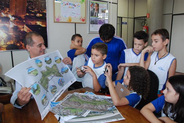 Alunos do Colégio Crescer visitam gabinete e vivenciam dinâmica da administração 