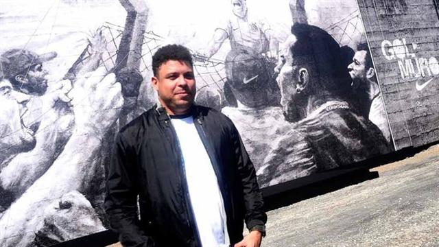 Homenagem em muro do CT do Corinthians perpetua primeiro gol de Ronaldo no Prudentão