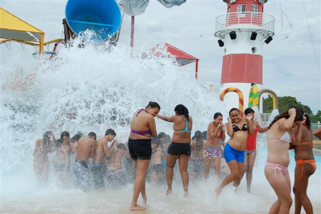 Mais de 40 jovens da Escola Anna Antonio conhecem parque aquático em passeio inédito
