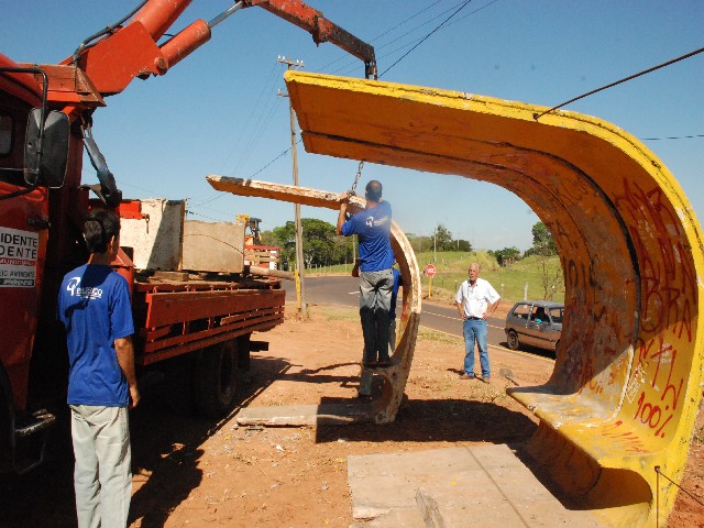 Semav implanta cobertura em pontos de ônibus, incluindo o do Km 6