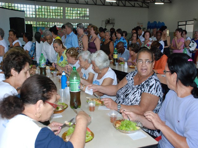 Assistência Social promove socialização entre idosos em almoço de confraternização 