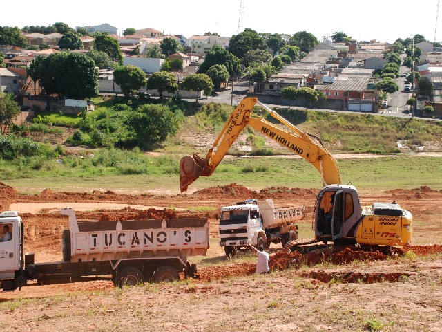 Empreiteira começa a fazer terraplanagem em área onde será nova UBS da Cohab