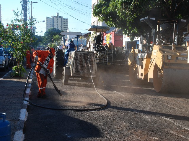 Obras de recapeamento na Manoel Goulart alteram o trânsito no centro da cidade