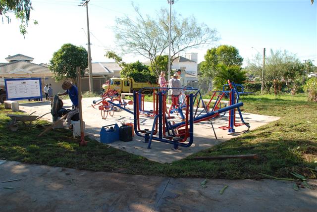 Prefeitura instala Academia que será entregue nesta quinta-feira no Parque Girassóis