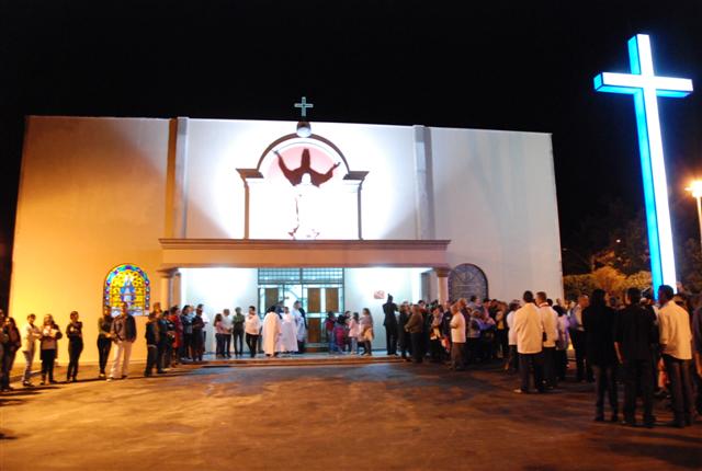 Praça central de Floresta do Sul recebe benfeitorias públicas que emolduram nova igreja