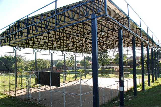 Quadra poliesportiva da área de lazer do Jardim Jequitibás recebe cobertura metálica