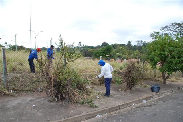 Secretaria de Obras realiza limpeza em áreas públicas do Parque Castelo Branco