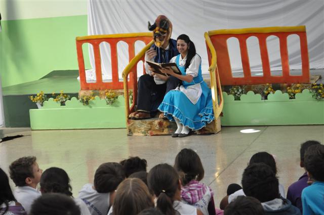 Encenação teatral do clássico “A Bela e a Fera” encanta alunos da Giseli Dalefi