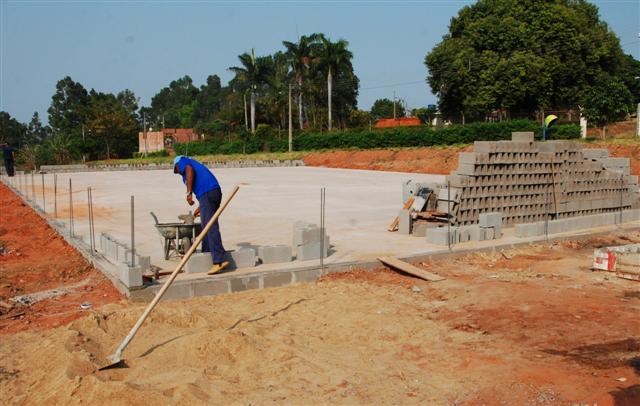Equipes da Secretaria de Obras executam construção de quadra no Anita Tiezzi