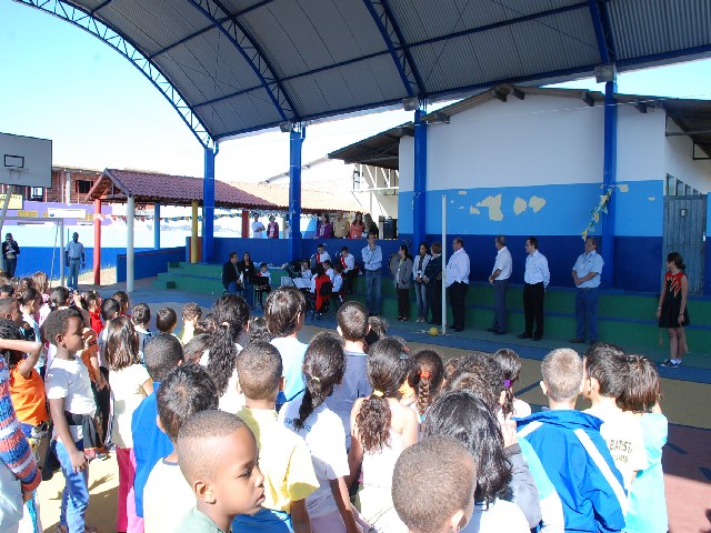 Cerca de 450 alunos da Escola Nazarena Zamit recebem laboratório de informática 