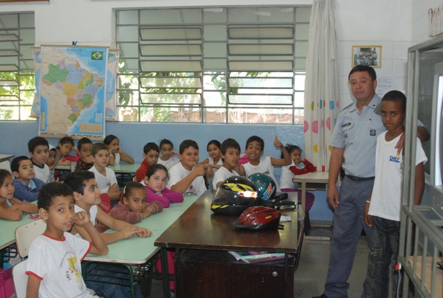 Alunos da Escola Antonio Zacarias recebem orientação sobre educação no trânsito 