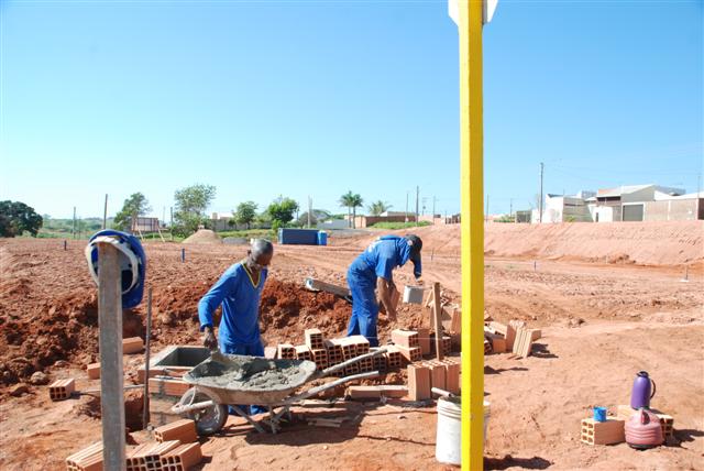 Empreiteira conclui sondagem de área onde será construída creche no Residencial Itapuã