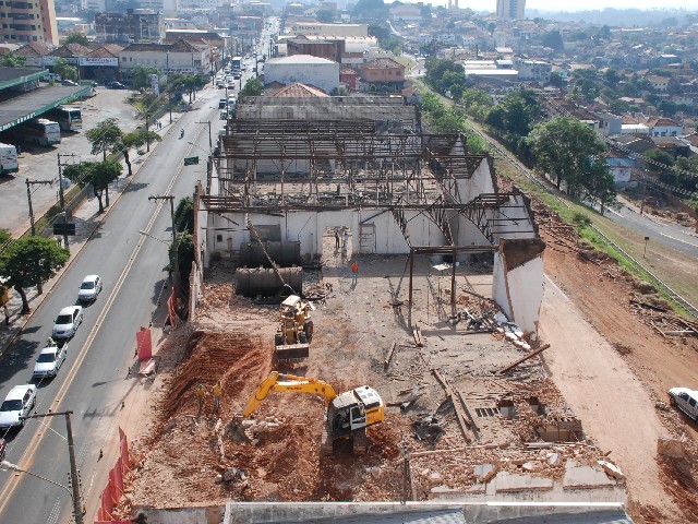 Comerciantes comemoram a demolição do prédio do expurgo e o Poupatempo