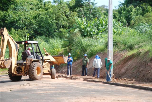 Secretaria de Obras executa serviços em área de lazer do São Geraldo e em outros pontos