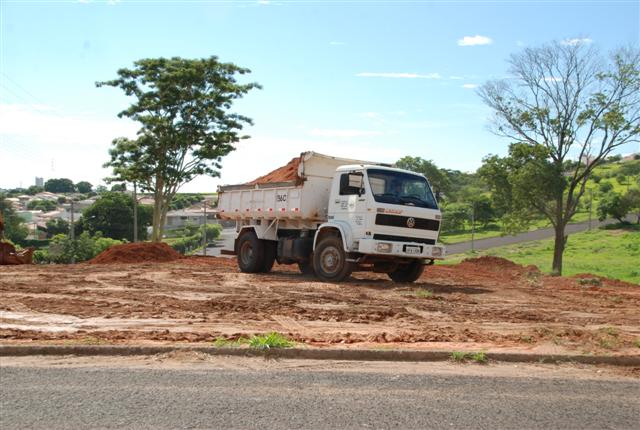 Secretaria de Obras executa terraplenagem em área onde será creche do Girassóis  
