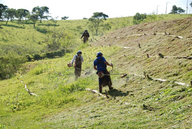 Secretaria de Obras promove limpeza na área de lazer da Vila Operária e outros pontos