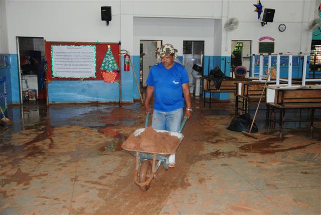 Obras mobiliza força-tarefa em escola que teve muro cedido no Humberto Salvador