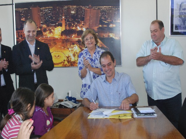 Prefeitura formaliza convênio com empresa que oferecerá aulas de inglês no Cidadescola