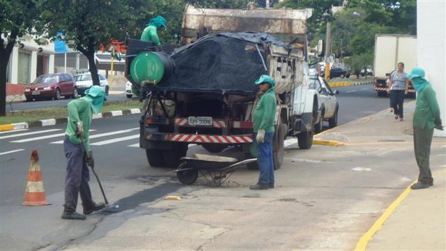 ‘Operação Tapa-Buracos’ é retomada em quatro bairros de Prudente nesta segunda-feira