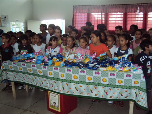 Parceria entre Prefeitura e CNA resulta em entrega de chocolates para alunos da Rui Berbert