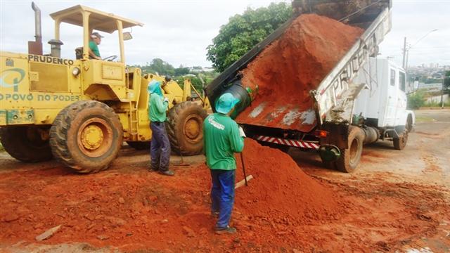 Manutenção de solo é realizada no Humberto Salvador, Itapura II, Santana e Boa Vista