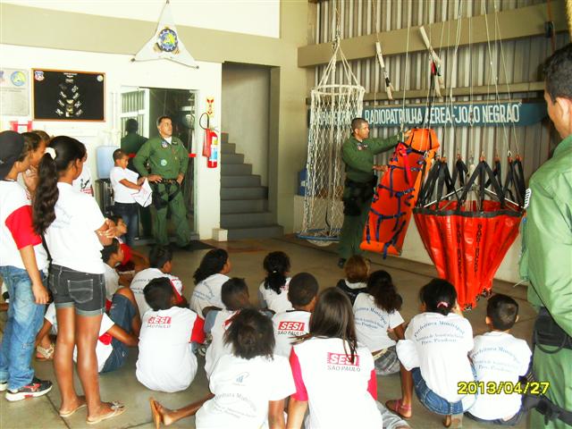 Alunos do Projeto Criança Cidadã visitam Grupo de Patrulhamento Aéreo da Policia Militar