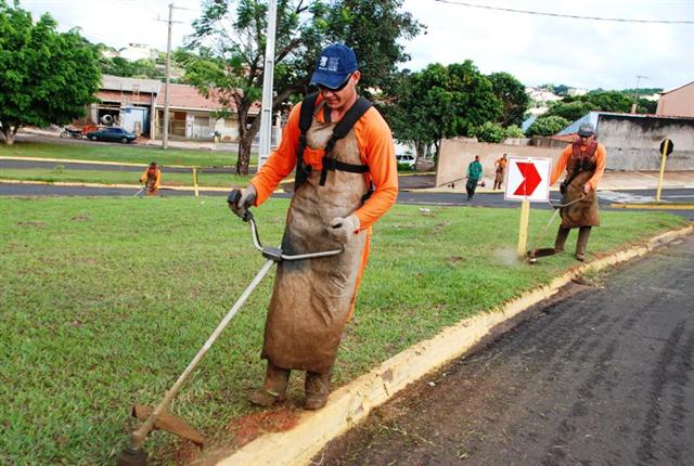  Prudenco retoma serviços e concentra equipes de roçagem no Jardim Vale do Sol 