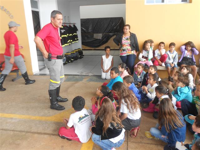 Alunos da oficina de trânsito do Cidadescola visitam base dos bombeiros no Aeroporto