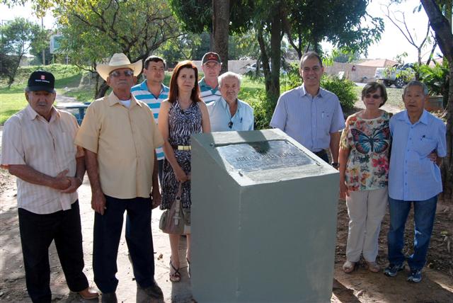  Prefeito entrega placa na Praça do Santana com nome do pioneiro Adelino Alves Vilella 