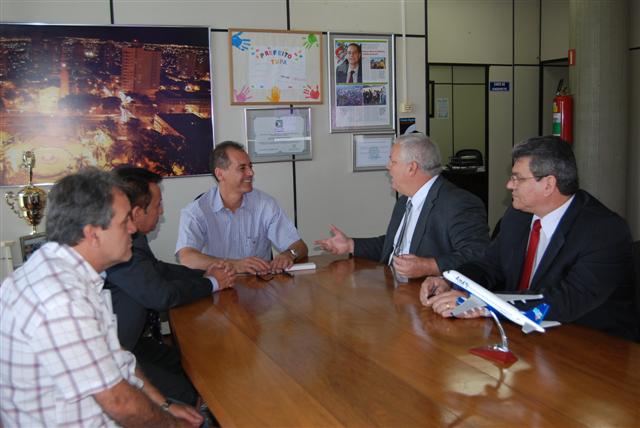 Prefeito recebe visita da diretoria do Banco Bradesco para apresentação da gerência