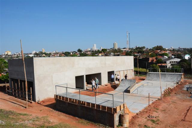 Prefeito vistoria obras em cinco bairros de Prudente