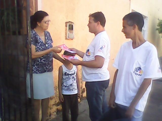 Equipes da ESF Guanabara promove mutirão contra a dengue para orientar moradores