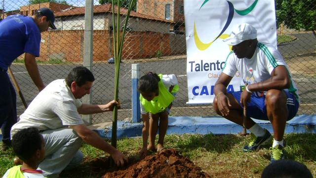 Talento Olímpico e Semea mobilizam alunos da Escola Juraci Peralta para plantio de mudas