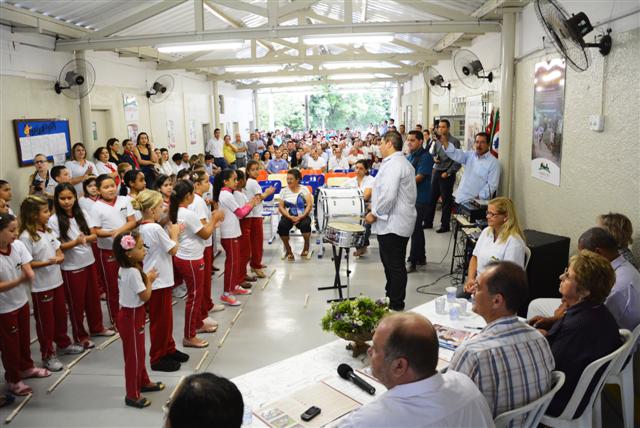 Prefeito inaugura 1° Centro de Educação Integral e assina decreto que cria ‘Escola de Pais