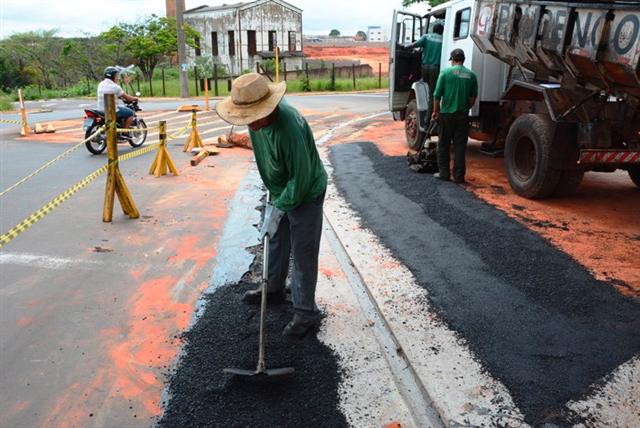 Operação Tapa-Buracos é realizada em sete bairros nesta terça-feira
