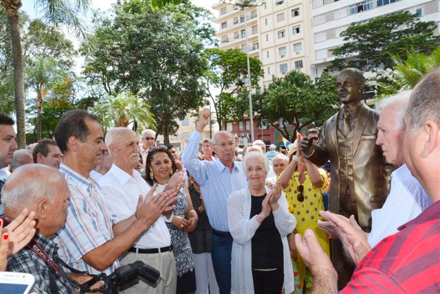 Nova Praça 9 de Julho recebe estátua em homenagem ao fundador Francisco Goulart