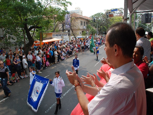 Autoridades enaltecem valores de Prudente durante parada festiva no Centro