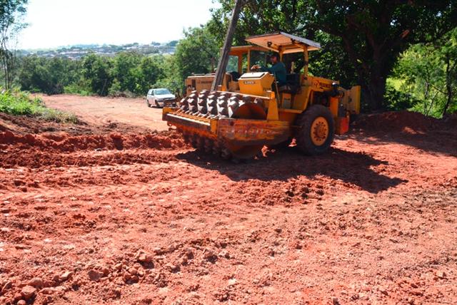 Terraplanagem em trecho de rua que será pavimentada no Santa Mônica atinge 40%