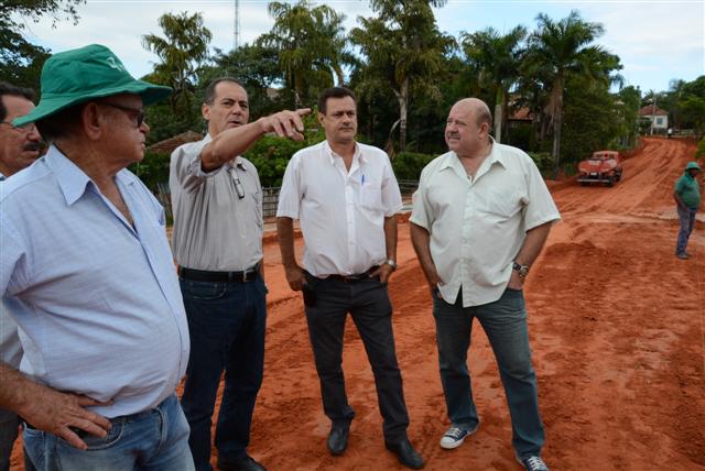 Prefeito verifica andamento de obras que interligarão Vila Luso ao Jardim Itapura I